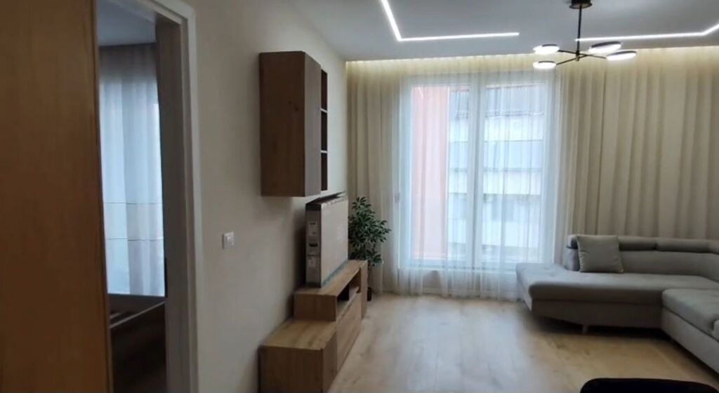 APARTAMENT 1+1 ME QERA – ISH STACIONI I TRENIT, TIRANË