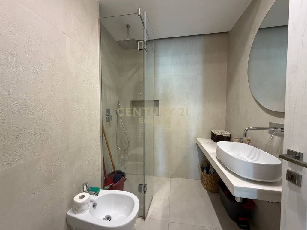 JEPET ME QIRA APARTAMENT 2+1+2 ME POST PARKIMI TEK AMBASADOR 3