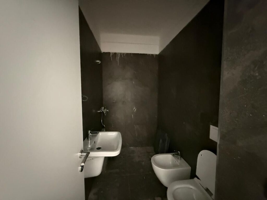 🏢 Zyrë me Qira – Golden Tower, Mine Peza