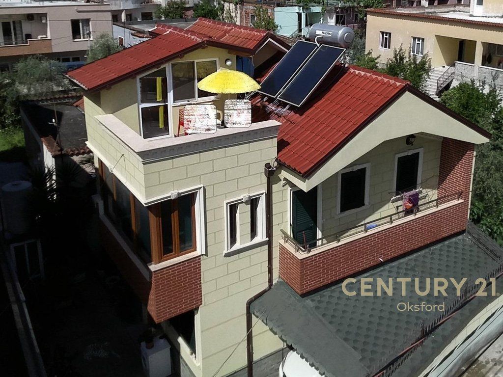 Shitet vilë 2 kate + papafingo në rrugën Jordan Misja! 285,000 € Sip. Totale  156m2