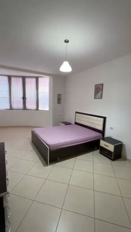 Jepet me Qera Apartament 2+1 i mobiluar në Astir me cmimin 500 mijë lekë,
