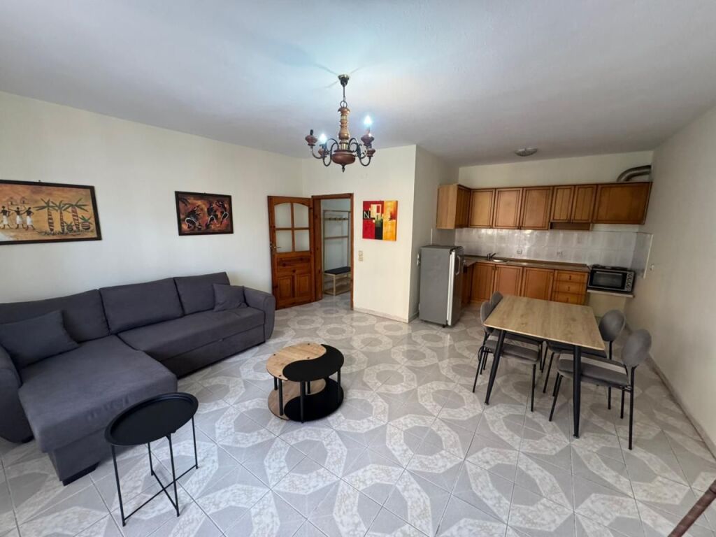 🏠 Appartamento 2+1 in affitto  📍 Indirizzo: Via Bardhyl💰 Prezzo: 50.000 Lek / mese (trattabile)