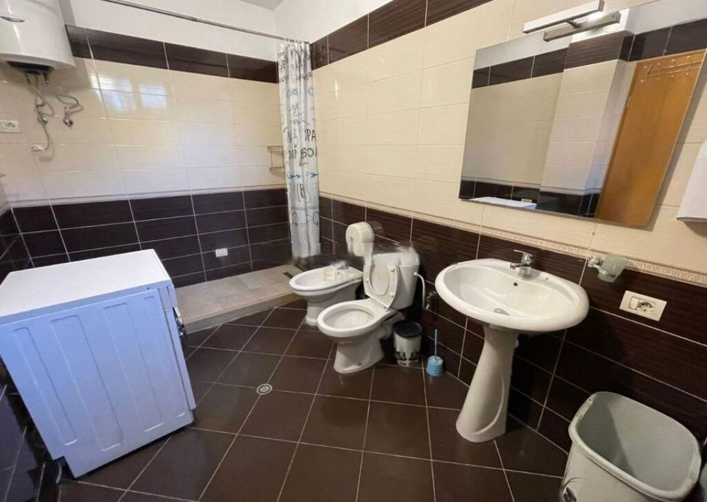 Jepet 2+1 dhe 2Parkime Kati 1 I Nje Vile shkolla e kuqe