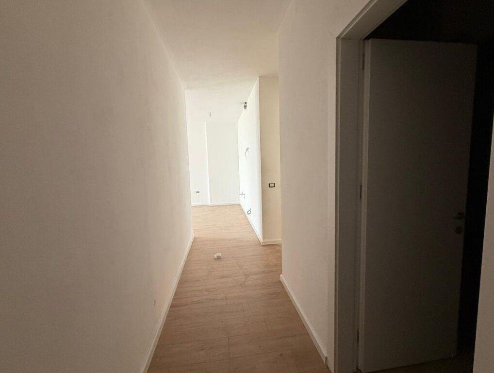 🏢 Zyrë me Qira 2+1+2 – Golden Tower, Mine Peza Qender