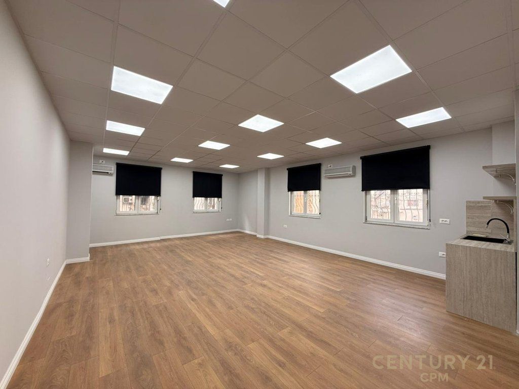 AMBIENT PER ZYRA ME QERA PERBALL TOPTANIT