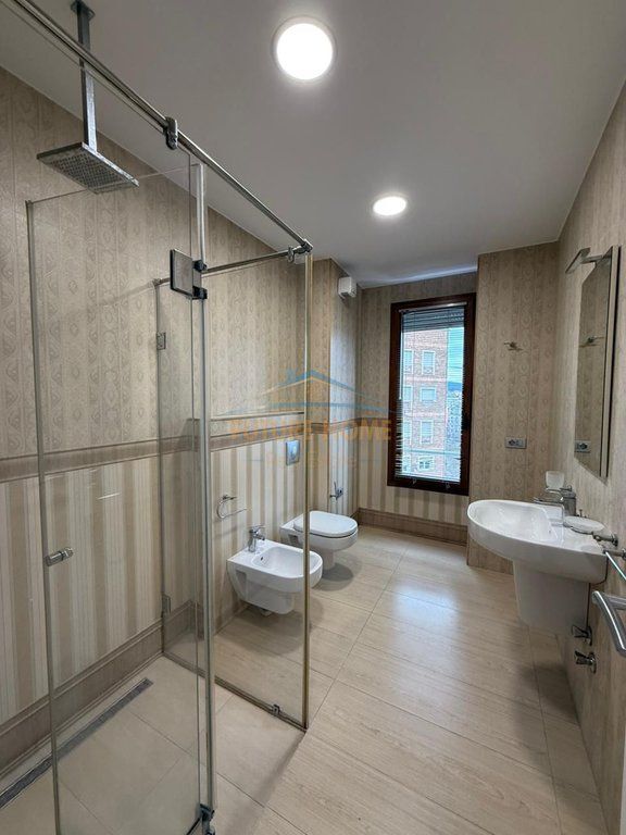 Qira, Ambient per zyra, Hilton Garden Inn Tirana