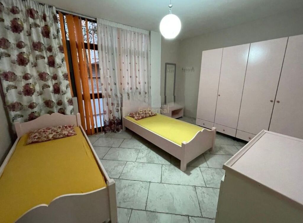 Jepet 2+1 dhe 2Parkime Kati 1 I Nje Vile shkolla e kuqe