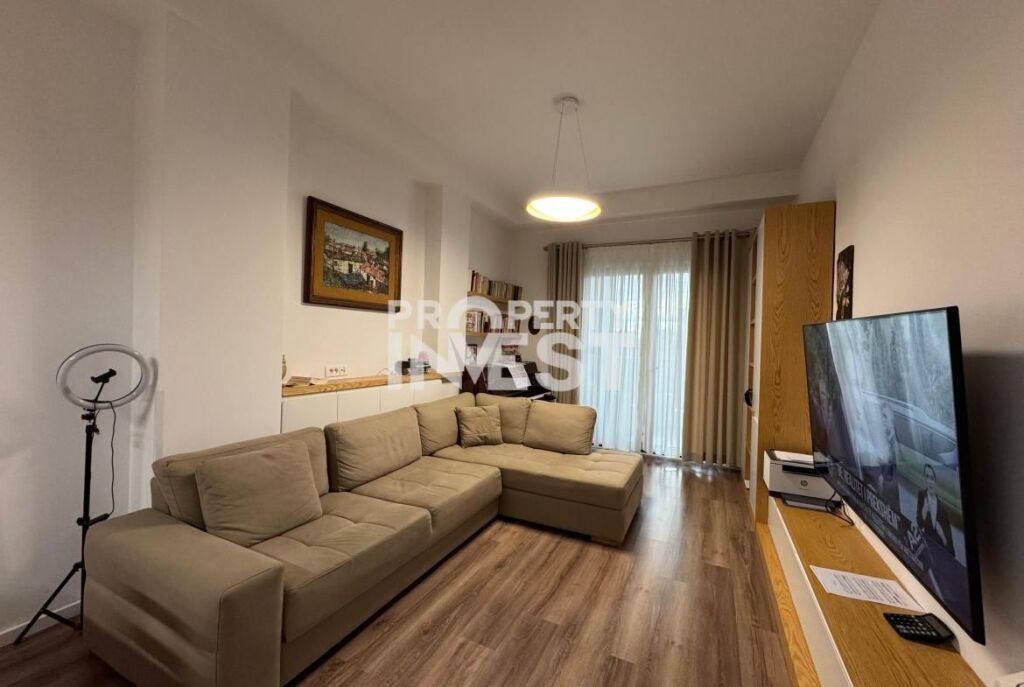 Shitet Apartament 2+1+2 me 2 Ballkone dhe Post Parkimi , Pazar i Ri,Sheshi Avni Rustemi,Hoxha Tasim