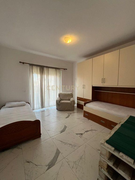 Jepet me qira kati i 2-të i një shtëpie private + papafingo, pranë Stadiumit, Durrës 500 € /Muaj