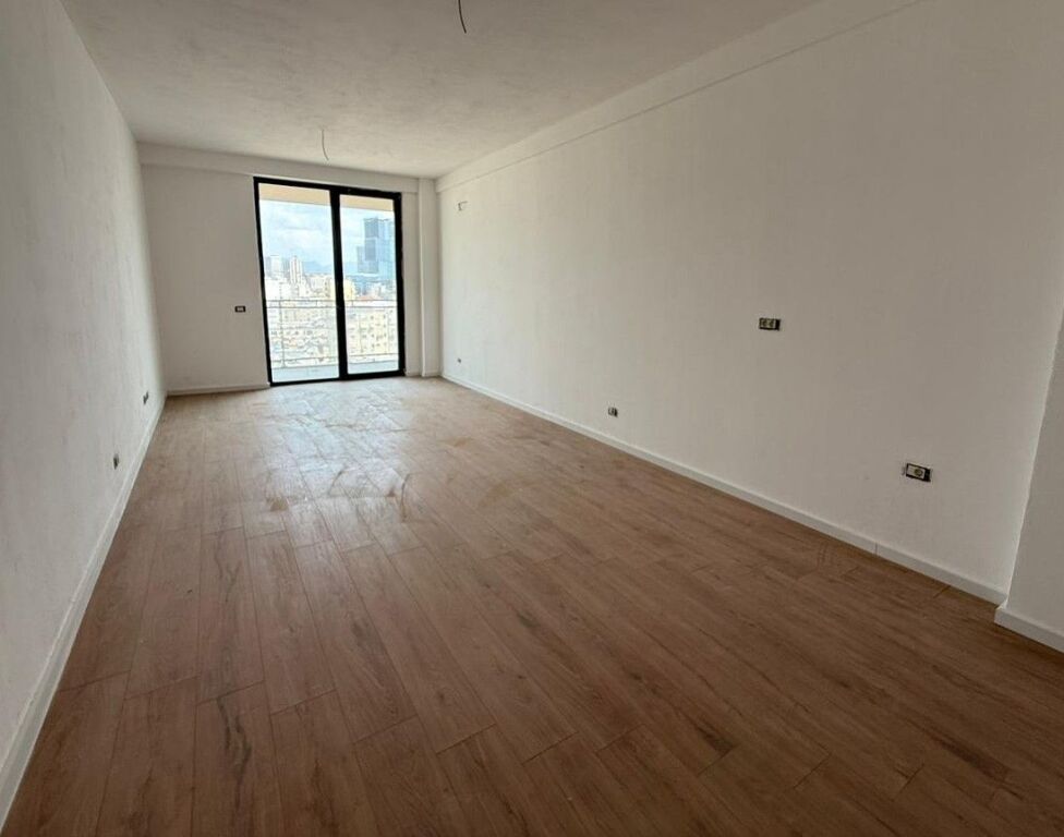 📌 Zyrë me Qira – Golden Tower, Mine Peza