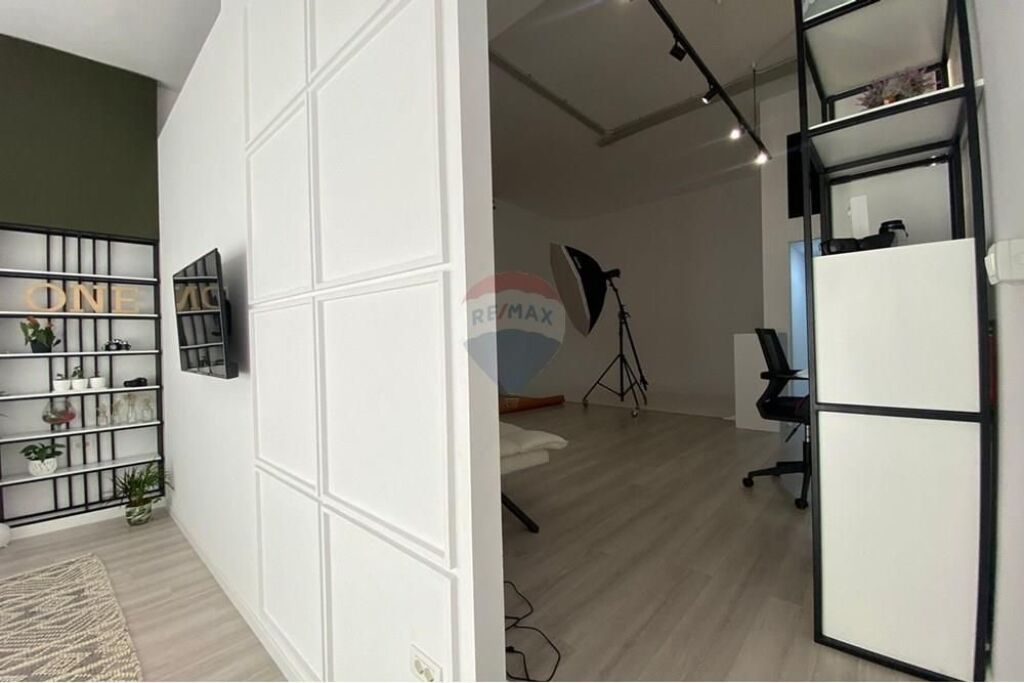 Shitet Ambient komerçial Rruga Mihal Grameno