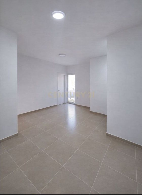 EXCLUSIVE – Shitet apartament 1+1 me post parkimi në Rruga e Kosovareve. 🏢