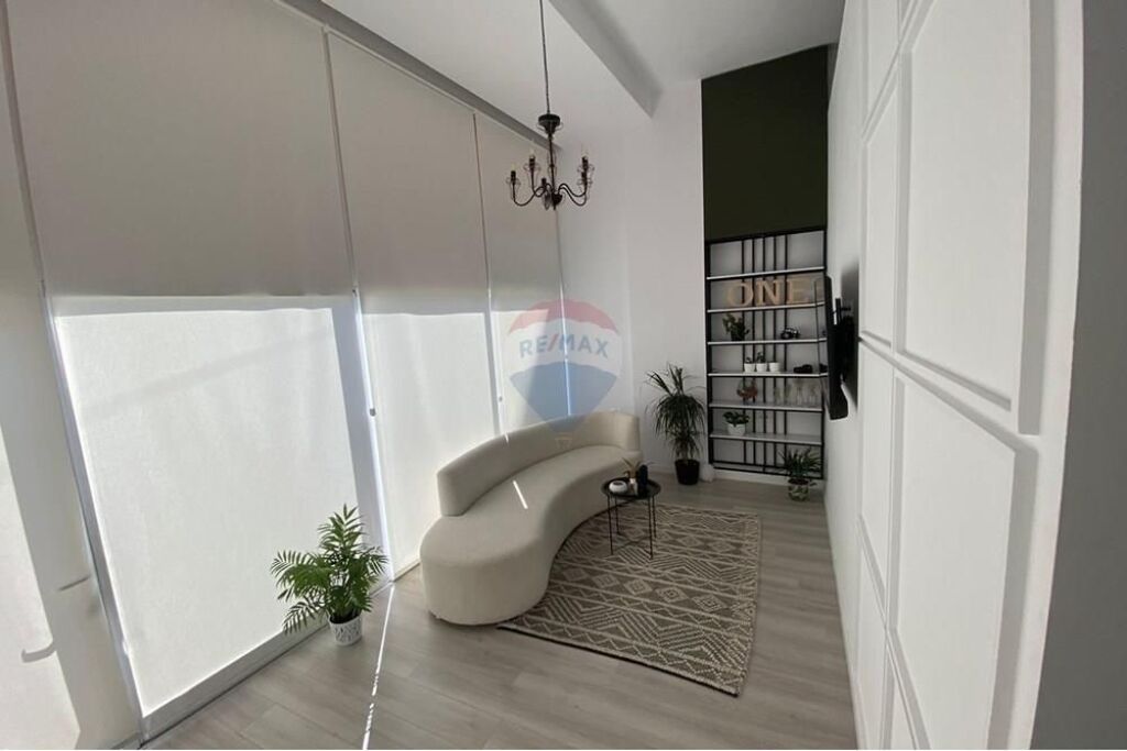 Shitet Ambient komerçial Rruga Mihal Grameno