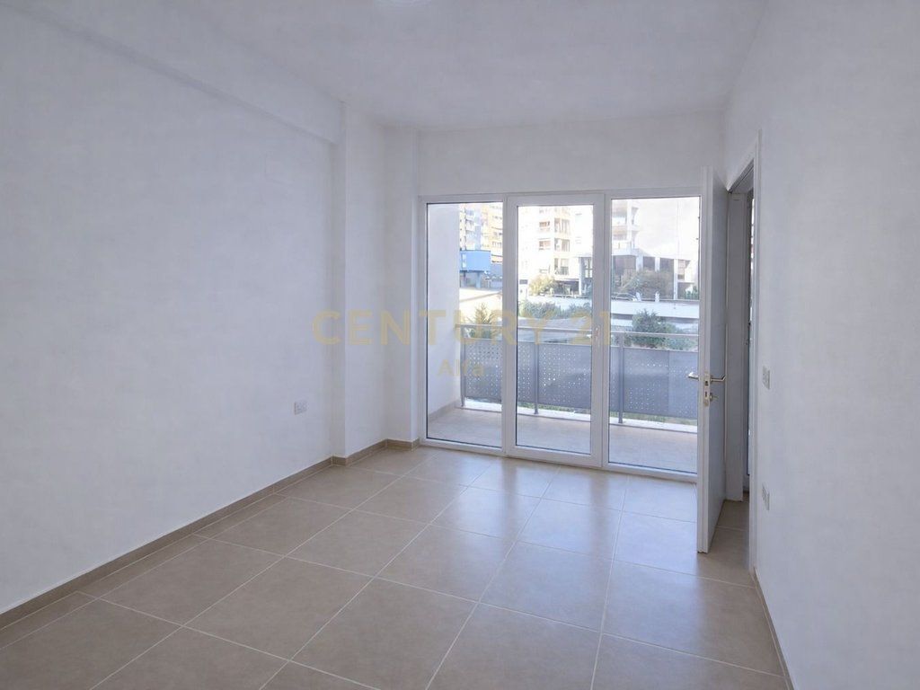 EXCLUSIVE – Shitet apartament 1+1 me post parkimi në Rruga e Kosovareve. 🏢