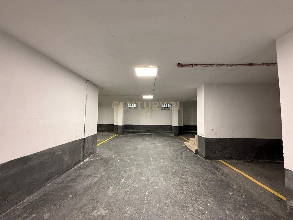 Shiten 8 Poste Parkimi, Rruga Aleksander Goga Durres !