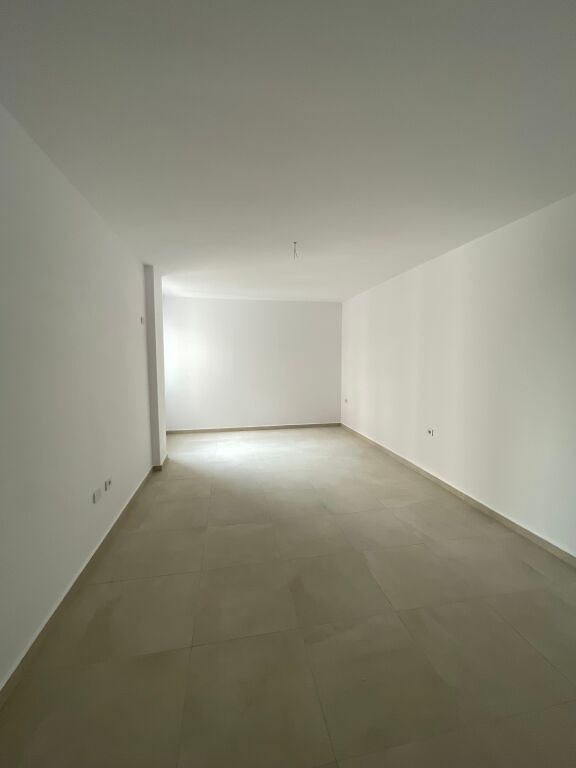 Shitet 2+1 + ballkon Gati per banim