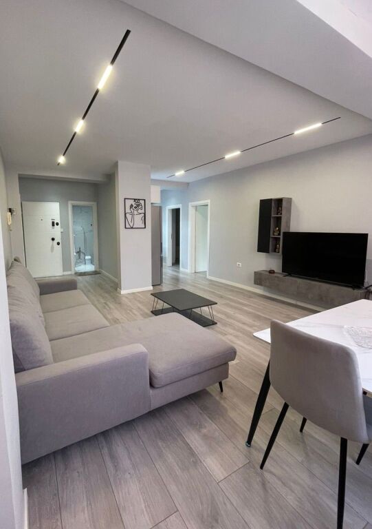 Shitet Apartament 2+1 – 21 Dhjetori, pranë Hotel Mondial