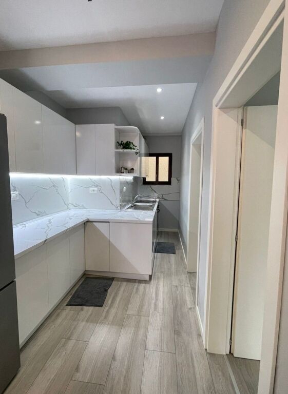 Shitet Apartament 2+1 – 21 Dhjetori, pranë Hotel Mondial