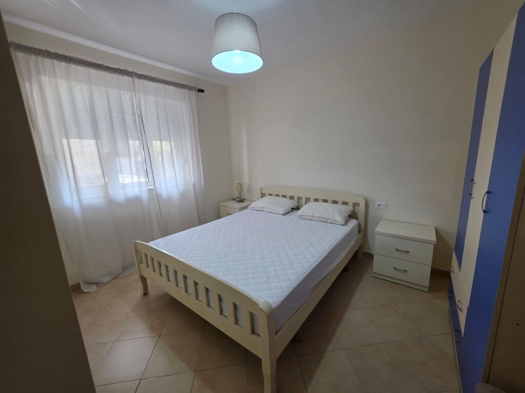 1+1,i mobiluar te minibashkia 2,rruge e elbasanit,450 mije leke