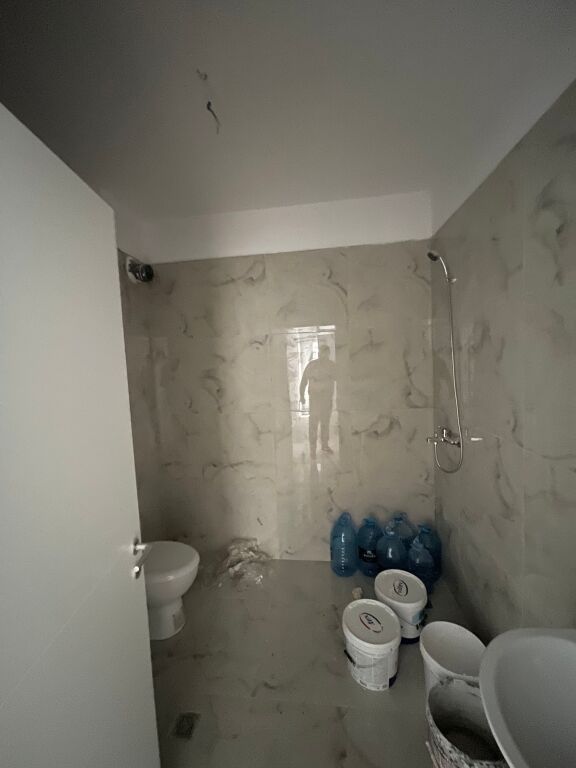 Shitet 2+1 + ballkon Gati per banim