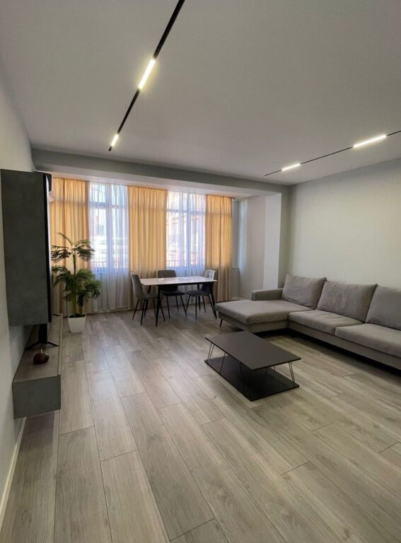 Shitet Apartament 2+1 – 21 Dhjetori, pranë Hotel Mondial