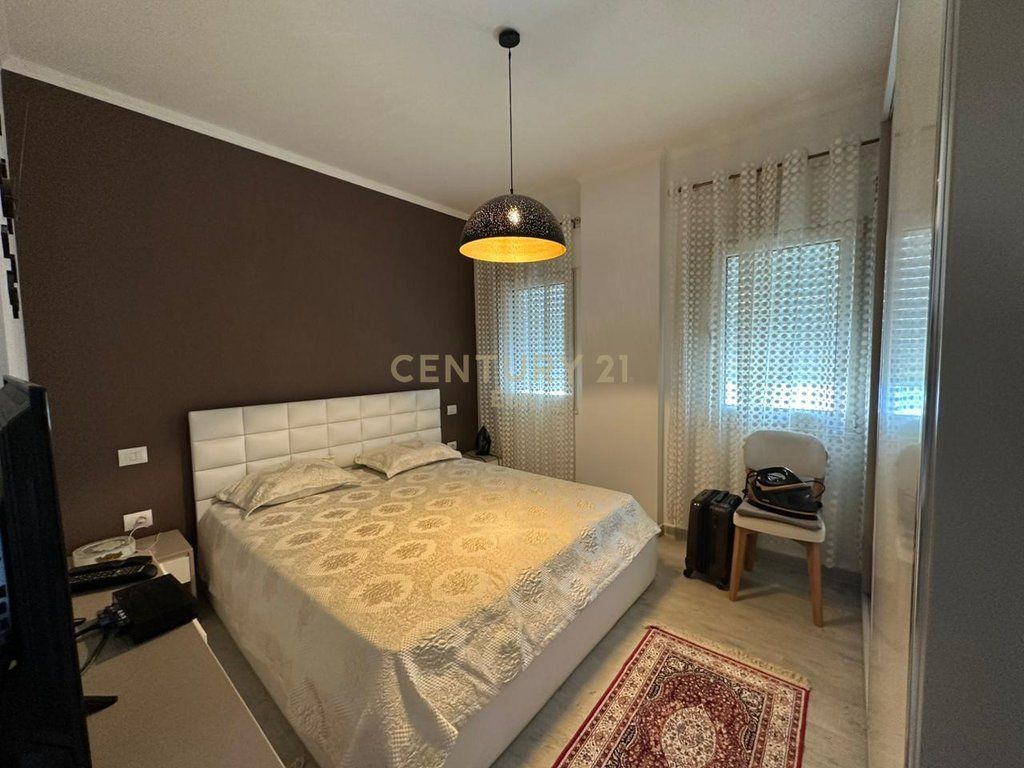 SHITET SUPER APARTAMENT 2+1+2 TEK GJIRI I LALEZIT NE KOMPLEKSIN "PERLA" !