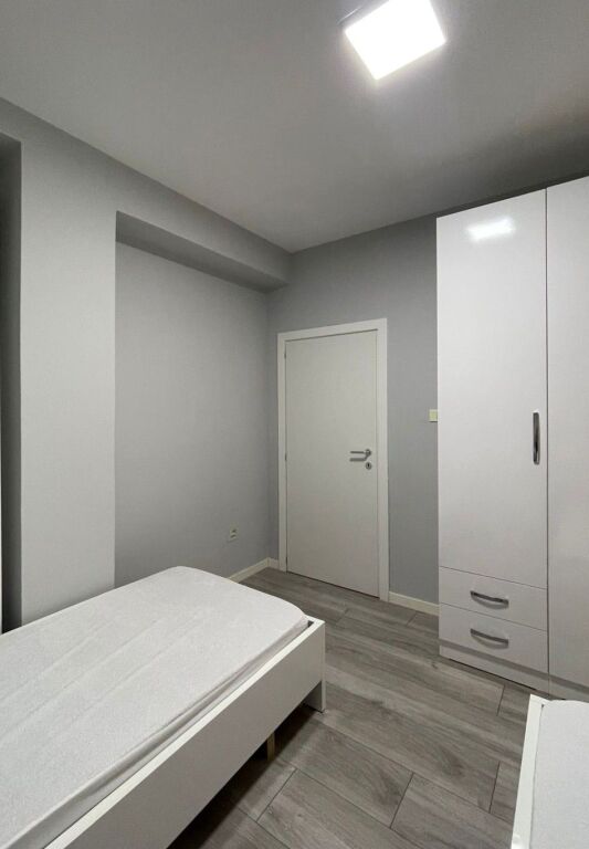 Shitet Apartament 2+1 – 21 Dhjetori, pranë Hotel Mondial