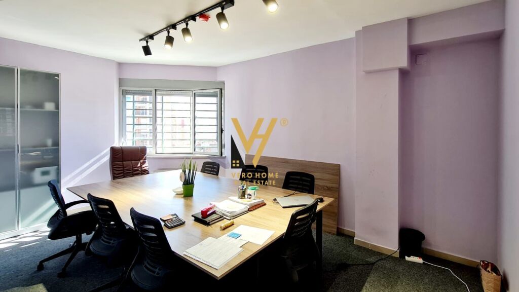 SHITET AMBIENT KOMERCIAL 290 M2 TE KOMPLEKSI HALILI 650.000 EURO