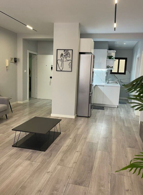 Shitet Apartament 2+1 – 21 Dhjetori, pranë Hotel Mondial