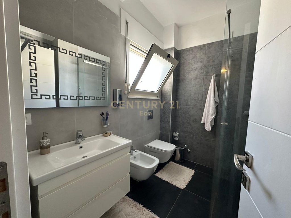 SHITET SUPER APARTAMENT 2+1+2 TEK GJIRI I LALEZIT NE KOMPLEKSIN "PERLA" !