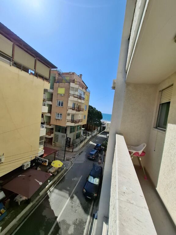 Shitet Apartament 2+1 Tek Shkembi i kavajes