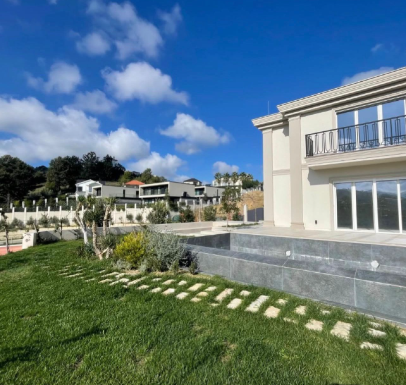 🏡 Luxury Villa for Sale with 2 Pools – Mjull Bathore