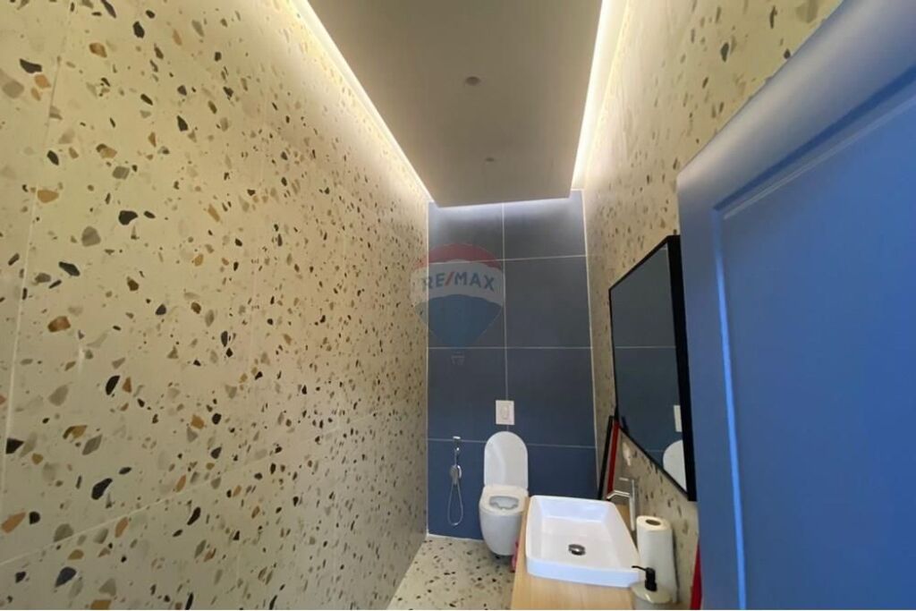 Shitet Ambient komerçial Rruga Mihal Grameno