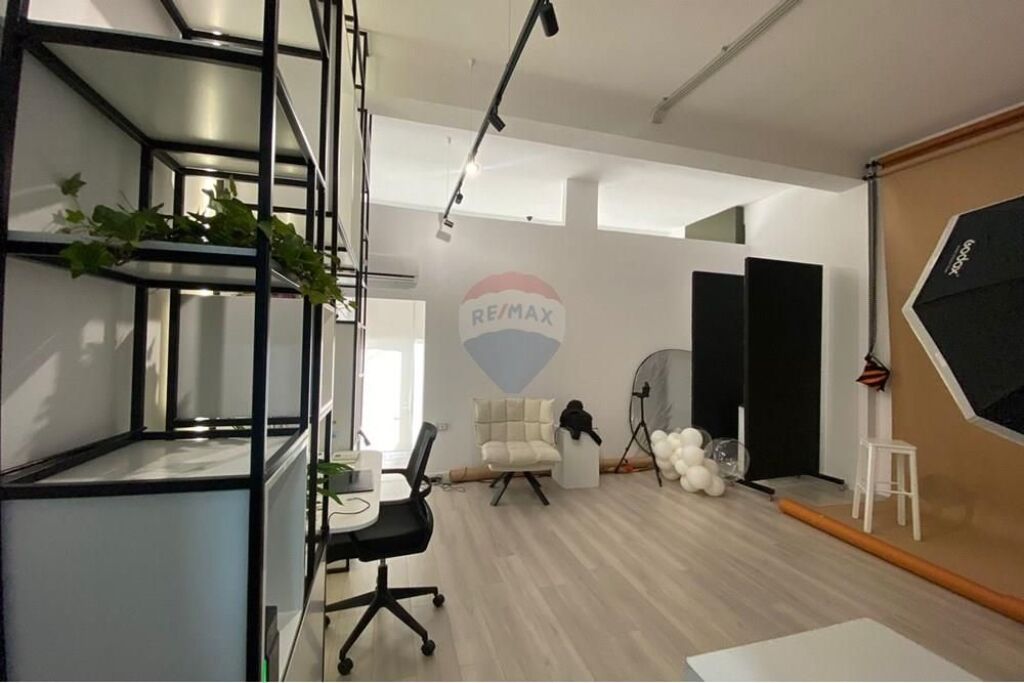 Shitet Ambient komerçial Rruga Mihal Grameno