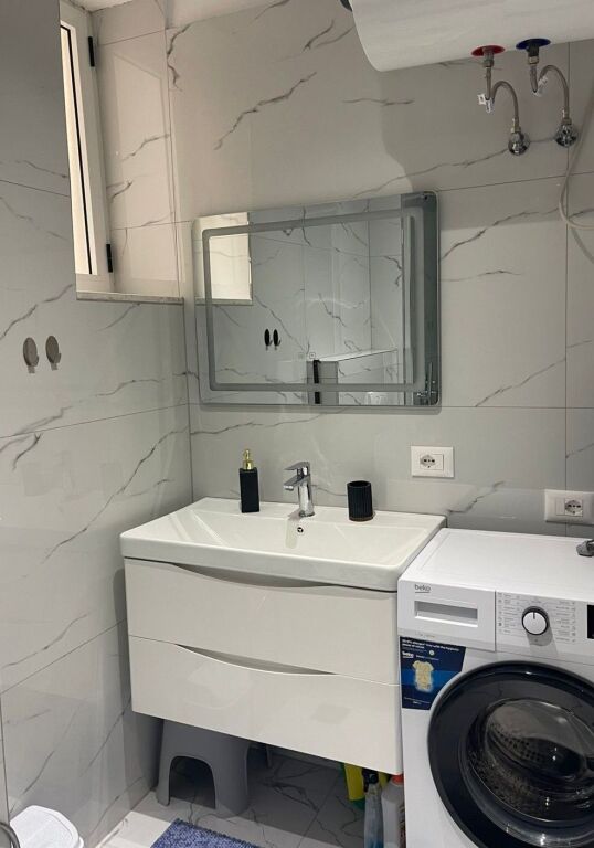 Shitet Apartament 2+1 – 21 Dhjetori, pranë Hotel Mondial