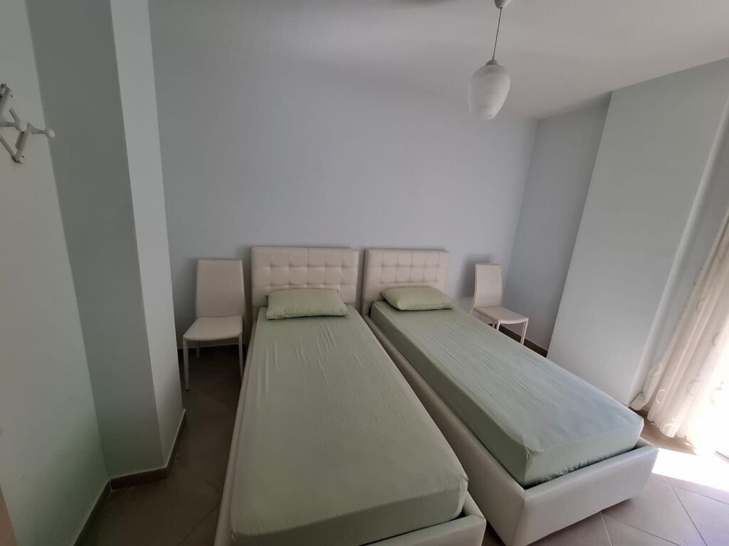 Shitet Apartament 2+1 Tek Shkembi i kavajes