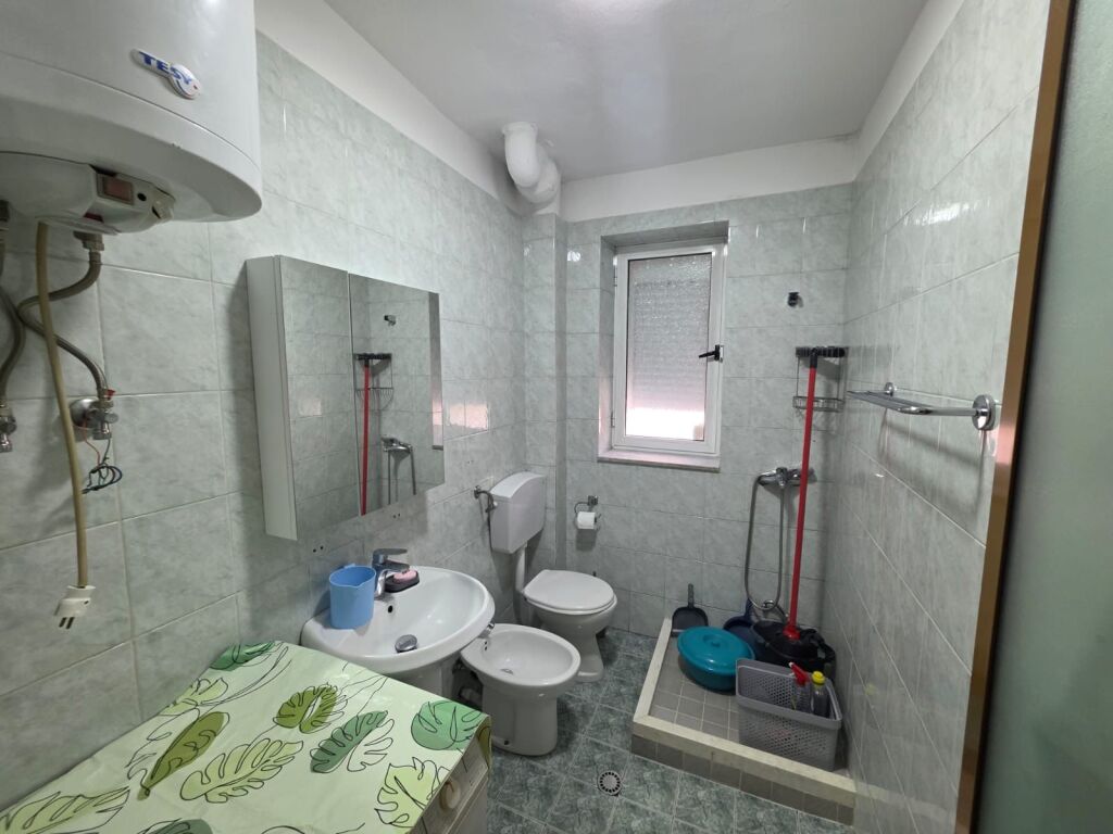 1+1,i mobiluar te minibashkia 2,rruge e elbasanit,450 mije leke