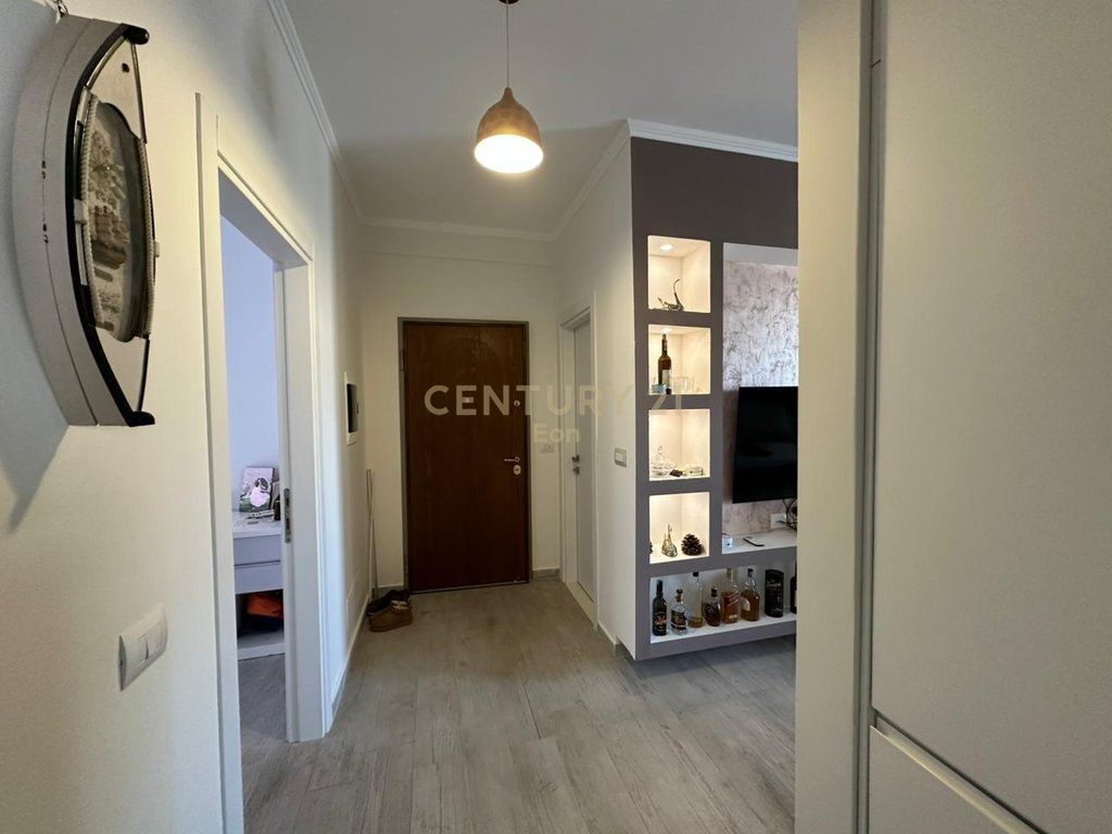 SHITET SUPER APARTAMENT 2+1+2 TEK GJIRI I LALEZIT NE KOMPLEKSIN "PERLA" !