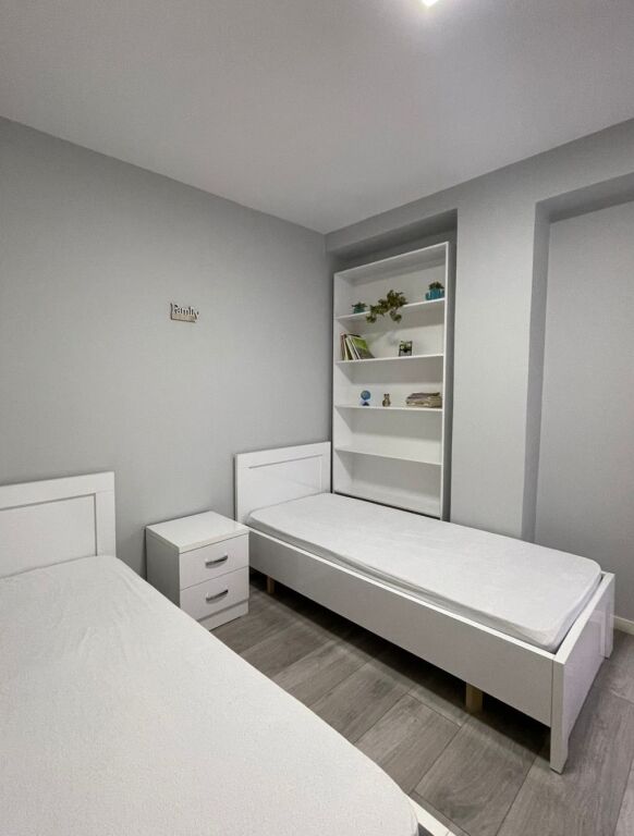 Shitet Apartament 2+1 – 21 Dhjetori, pranë Hotel Mondial