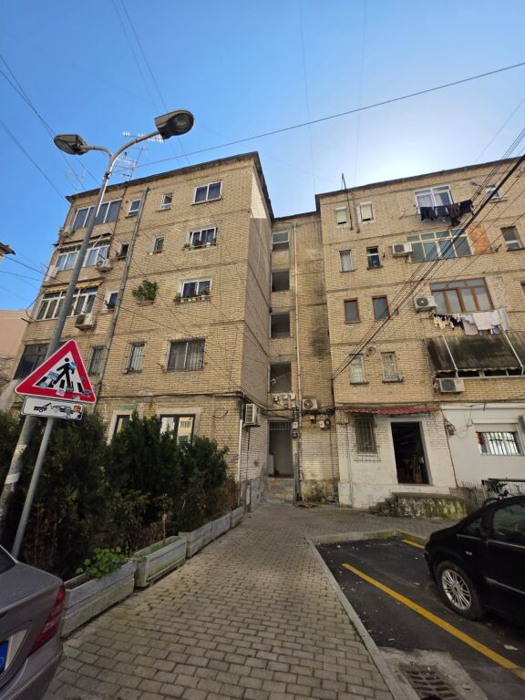 1+1,i mobiluar te minibashkia 2,rruge e elbasanit,450 mije leke