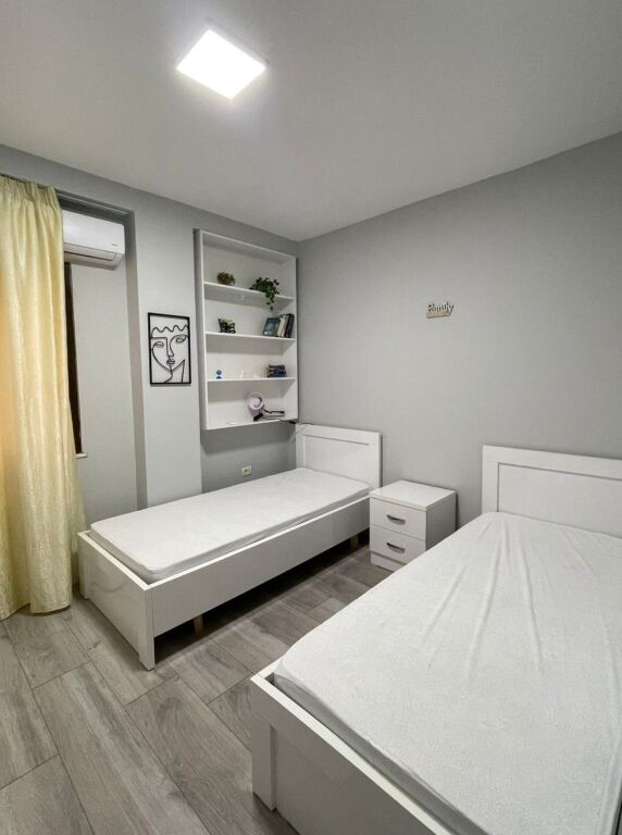 Shitet Apartament 2+1 – 21 Dhjetori, pranë Hotel Mondial