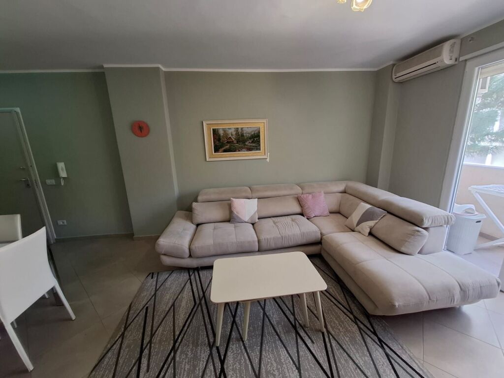 Shitet Apartament 2+1 Tek Shkembi i kavajes