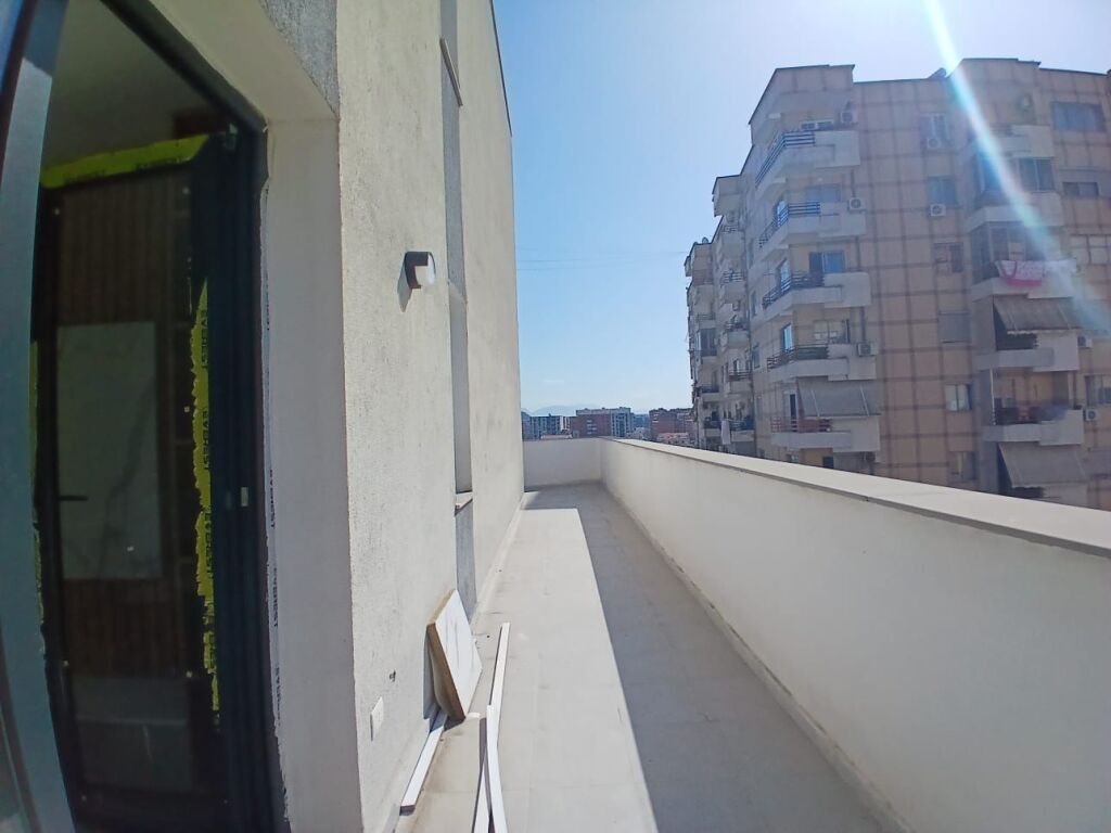 2+1, well furnished, near famed bar, 600 thousand lek