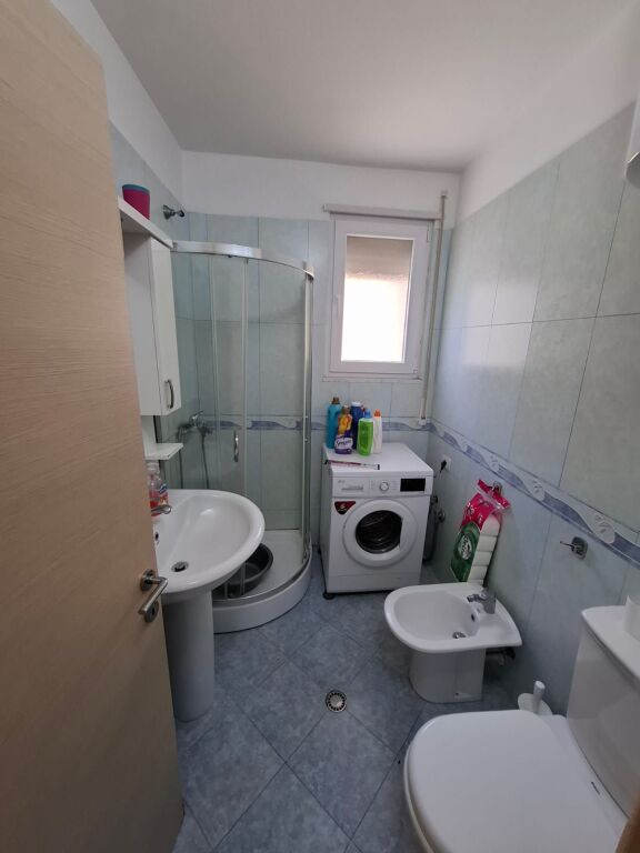 Shitet Apartament 2+1 Tek Shkembi i kavajes