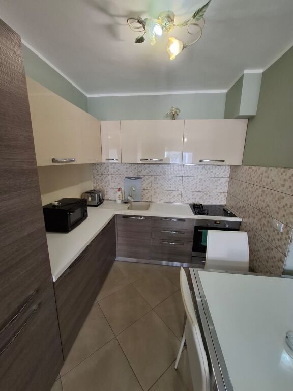 Shitet Apartament 2+1 Tek Shkembi i kavajes