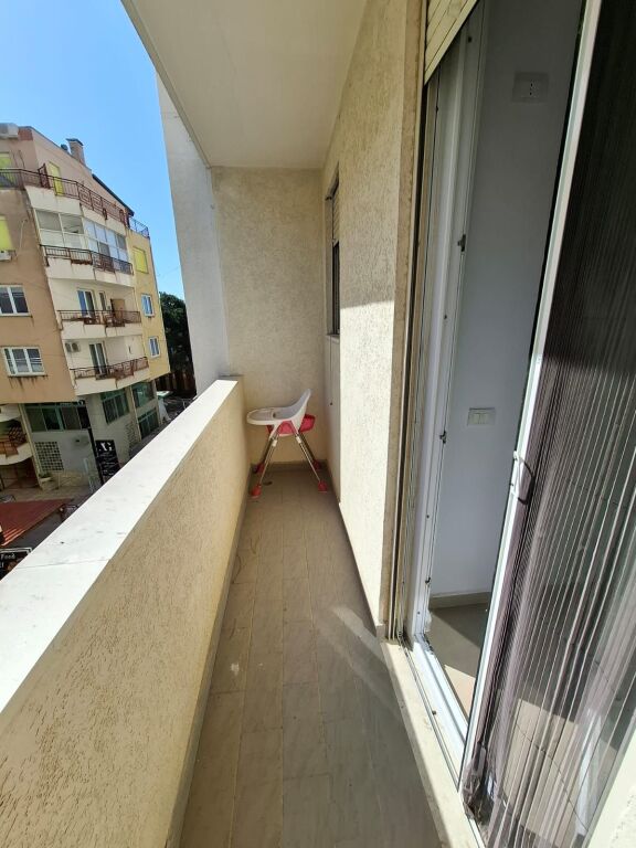 Shitet Apartament 2+1 Tek Shkembi i kavajes
