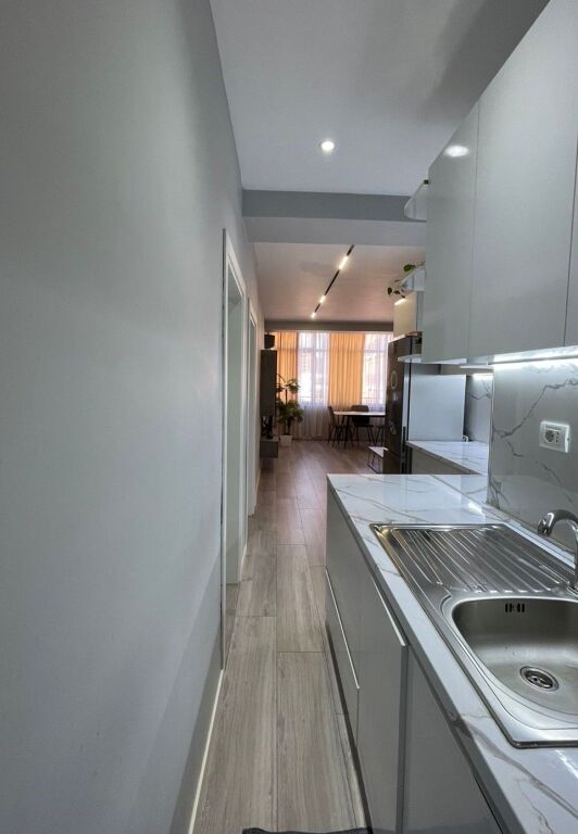 Shitet Apartament 2+1 – 21 Dhjetori, pranë Hotel Mondial