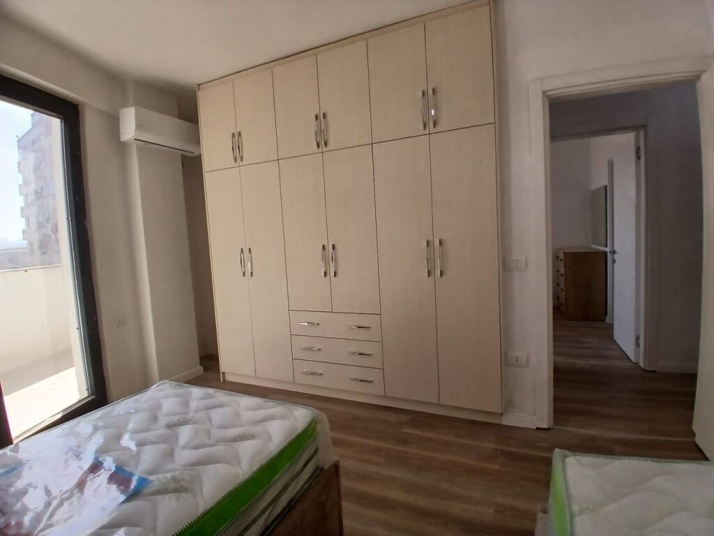 2+1, well furnished, near famed bar, 600 thousand lek