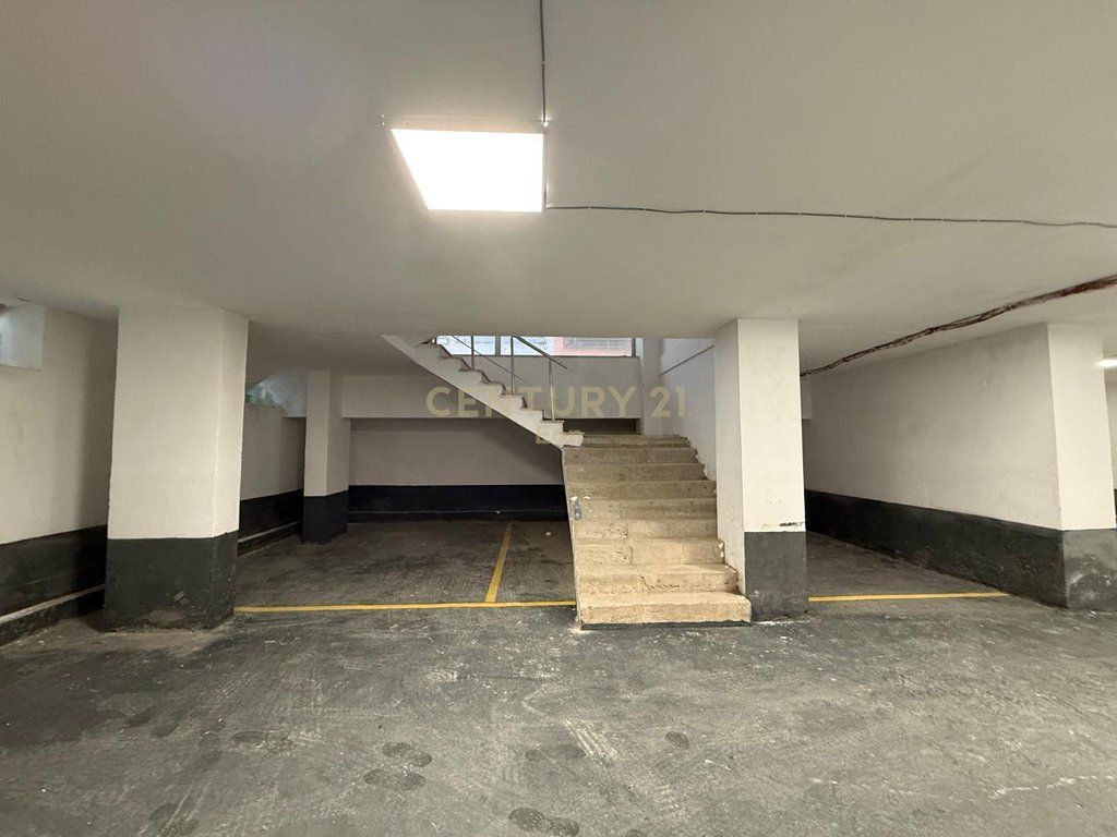 Shiten 8 Poste Parkimi, Rruga Aleksander Goga Durres !