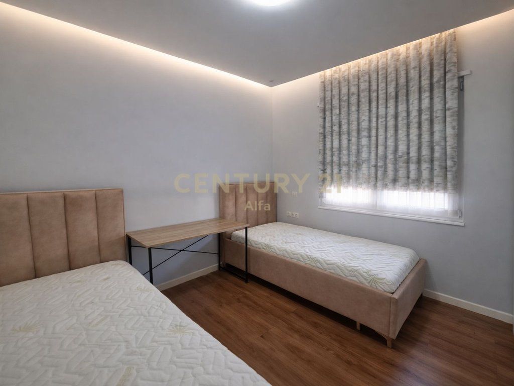 EXCLUSIVE – Shitet apartament 2+1+2 me post parkimi në Rruga e Kosovareve, pranë Liqeni Artificial i Tiranës. 🏙️